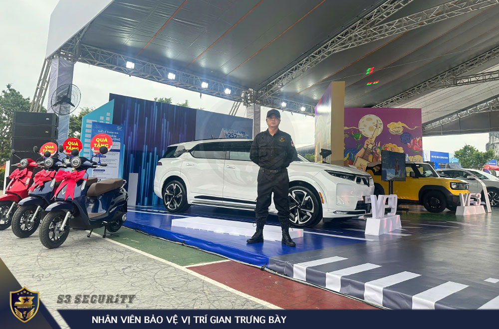 Nhan-vien-bao-ve-tai-gian-trung-bay